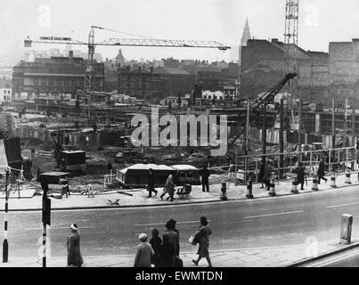 Guardando attraverso Lime Street presso lo spazio aperto che mostra il regime Ravenseft in costruzione in background, cartelloni vengono eretti per racchiudere il sito. 16 dicembre 1966. Foto Stock