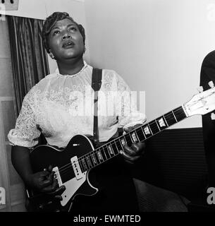 Suor Rosetta Tharpe dando una performance per la sua chitarra. Londra, 21 novembre 1957. Foto Stock
