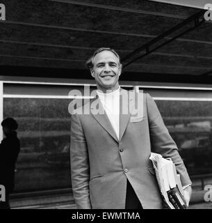 Marlon Brando, arriva nel Regno Unito a partecipare a conferenze UNICEF, raffigurato all'Aeroporto di Londra Heathrow, 19 settembre 1967. Foto Stock