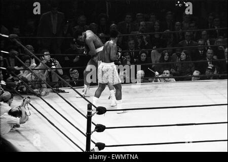 Muhammad Ali e Joe Frazier battaglia per il World Heavyweight Championship al Madison Square Garden di New York City. 8 Marzo 1971 Foto Stock