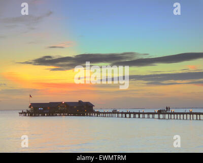 Anna Maria Island, Florida, Stati Uniti. 29th giugno 2015. Inizia un'altra splendida giornata al molo della città. 86 F, alcune tempeste che si spostano dal Golfo a nord di Tampa Bay Foto Stock