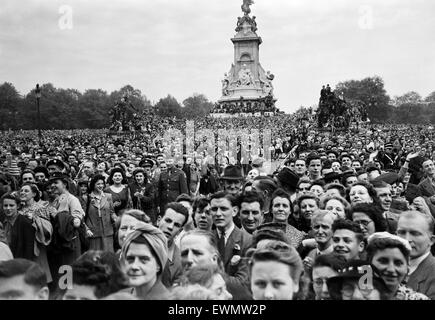 VE alle celebrazioni del Giorno a Londra alla fine della Seconda Guerra Mondiale. Grandi folle si radunarono fuori Buckingham Palace durante le celebrazioni. 8 maggio 1945. Foto Stock