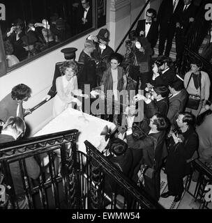 Sandie Shaw presso il suo ventunesimo compleanno tenutosi presso il Museo di Madame Tussauds. Il 26 febbraio 1968. Foto Stock