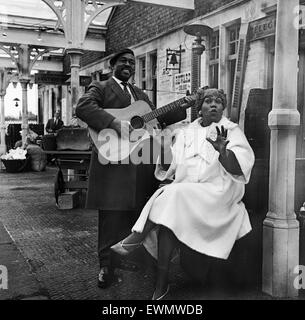 Granada TV film loro "Blues e Gospel Treno' spettacolo musicale al abbandonati stazione ferroviaria di Wilbraham Road, Manchester. Suor Rosetta Tharpe e Brownie McGhee cantare un numero di blues. Il 7 maggio 1964. Foto Stock