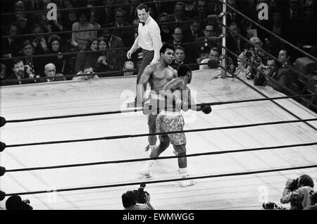 Muhammad Ali e Joe Frazier battaglia per il World Heavyweight Championship al Madison Square Garden di New York City. 8 Marzo 1971 Foto Stock