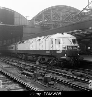 HS 4000 Kestrel locomotiva diesel costruito da Hawker Siddleley, raffigurato presso la Stazione Centrale di Newcastle, Newcastle, a nord-est dell' Inghilterra, 23 ottobre 1969. Foto Stock