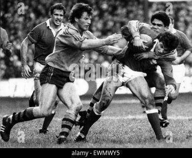 Australia 28-9 Wales, Australian 1984 Rugby Union tour della Gran Bretagna e di Irlanda, corrispondono 12, Cardiff Arms Park, Cardiff, 24 novembre 1984. Contrassegnare l'anello viene arrestato da Mark Ella come Simon Poidevin arriva per unirsi a loro. Foto Stock