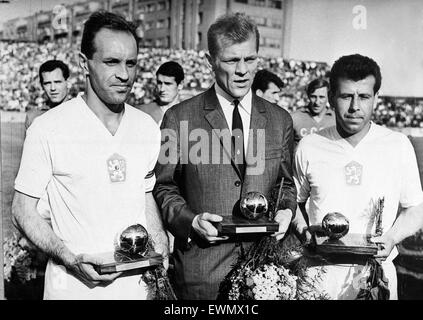 ***FILE FOTO***nazionale cecoslovacca i giocatori di calcio Ladislav NOVAK, Svatopluk PLUSKAL e Josef MASOPUST con la France Football awards di pallone d'oro il 18 maggio 1966. (CTK foto/Jiri Krulis) Foto Stock