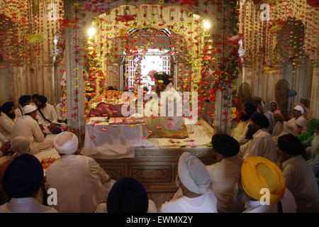 Lahore. Il 29 giugno, 2015. La religione sikh pellegrini si riuniranno presso il mausoleo di Maharaja Ranjit Singh durante le commemorazioni per la sua 176anniversario della morte in Pakistan orientale di Lahore, il 29 giugno 2015. Centinaia di pellegrini Sikh arrivato in Pakistan per assistere a una cerimonia di 176anniversario della morte del Maharaja Ranjit Singh, il fondatore della religione Sikh Impero. © Jamil Ahmed/Xinhua/Alamy Live News Foto Stock