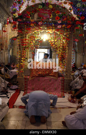 Lahore. Il 29 giugno, 2015. La religione sikh pellegrini si riuniranno presso il mausoleo di Maharaja Ranjit Singh durante le commemorazioni per la sua 176anniversario della morte in Pakistan orientale di Lahore, il 29 giugno 2015. Centinaia di pellegrini Sikh arrivato in Pakistan per assistere a una cerimonia di 176anniversario della morte del Maharaja Ranjit Singh, il fondatore della religione Sikh Impero. © Jamil Ahmed/Xinhua/Alamy Live News Foto Stock