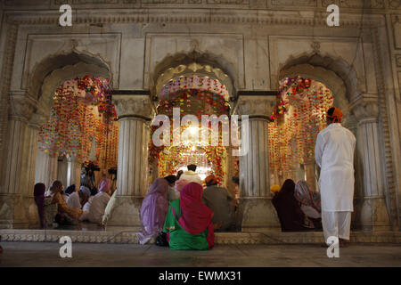 Lahore. Il 29 giugno, 2015. La religione sikh pellegrini si riuniranno presso il mausoleo di Maharaja Ranjit Singh durante le commemorazioni per la sua 176anniversario della morte in Pakistan orientale di Lahore, il 29 giugno 2015. Centinaia di pellegrini Sikh arrivato in Pakistan per assistere a una cerimonia di 176anniversario della morte del Maharaja Ranjit Singh, il fondatore della religione Sikh Impero. © Jamil Ahmed/Xinhua/Alamy Live News Foto Stock