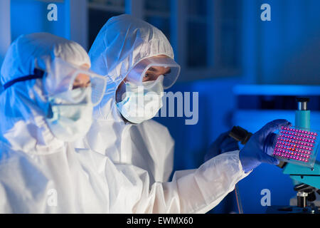 Close up degli scienziati di effettuare test in laboratorio chimico Foto Stock