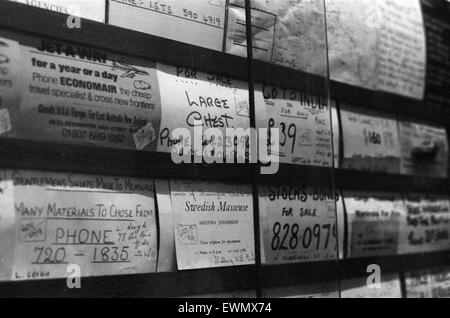 Annunci, Locale presso le edicole, Earls Court, Londra, 11 settembre 1971. Foto Stock