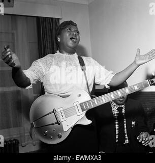 Suor Rosetta Tharpe dando una performance per la sua chitarra. Londra, 21 novembre 1957. Foto Stock