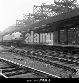 HS 4000 Kestrel locomotiva diesel costruito da Hawker Siddleley, raffigurato presso la Stazione Centrale di Newcastle, Newcastle, a nord-est dell' Inghilterra, 23 ottobre 1969. Foto Stock