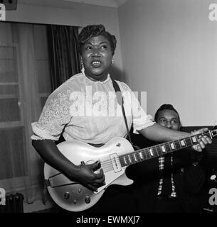 Suor Rosetta Tharpe dando una performance per la sua chitarra. Londra, 21 novembre 1957. Foto Stock
