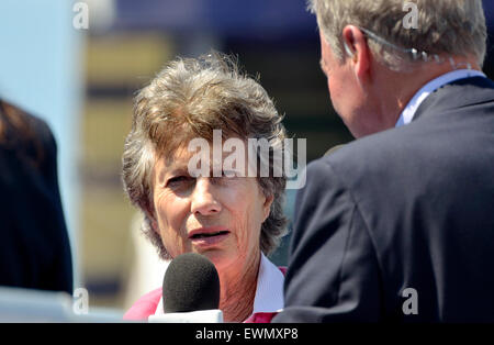 Virginia Wade, ex British n. 1 ladies giocatore di tennis, facendo un intervista in TV Foto Stock