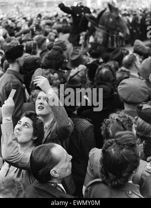 VE alle celebrazioni del Giorno a Londra alla fine della Seconda Guerra Mondiale. Grandi folle si radunarono in Westminster durante le celebrazioni. 8 maggio 1945. Foto Stock