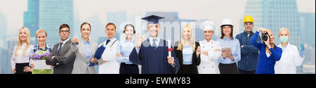 Felice corso di laurea con diploma su professionisti Foto Stock