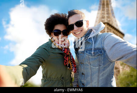 Coppia felice tenendo selfie sulla torre eiffel Foto Stock