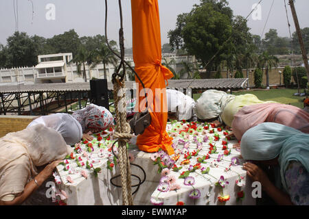 Lahore. Il 29 giugno, 2015. La religione sikh pellegrini pregano presso il mausoleo di Maharaja Ranjit Singh durante le commemorazioni per la sua 176anniversario della morte in Pakistan orientale di Lahore, il 29 giugno 2015. Centinaia di pellegrini Sikh arrivato in Pakistan per assistere a una cerimonia di 176anniversario della morte del Maharaja Ranjit Singh, il fondatore della religione Sikh Impero. © Jamil Ahmed/Xinhua/Alamy Live News Foto Stock