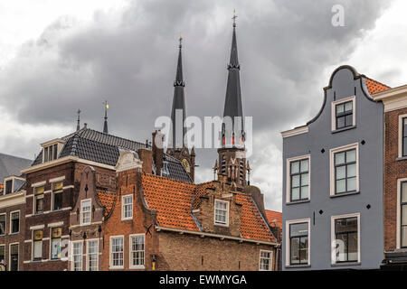 Architettura a capanna lungo la piazza del mercato ( Markt ) e vista su Maria van Jessekerk, Delft, Olanda meridionale, Paesi Bassi. Foto Stock