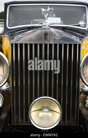 Regno Unito, Inghilterra, Cheshire, Chelford, Astle Parco motore trazione Rally, vintage Rolls Royce calandra e mascotte Foto Stock