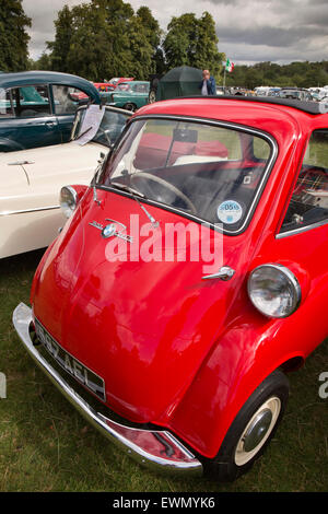 Regno Unito, Inghilterra, Cheshire, Chelford, Astle Parco motore trazione Rally, rosso BMW 300 Isetta tedesco auto bolla Foto Stock