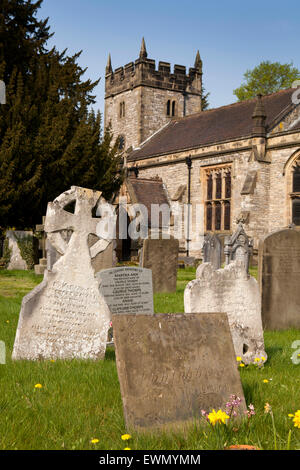 Regno Unito, Inghilterra, Derbyshire, Ashford nell'acqua, lapidi nella Santa Chiesa Trinty sagrato Foto Stock