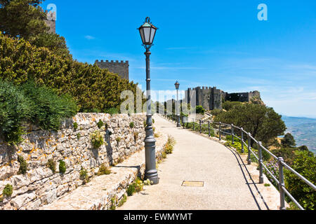 Il lungomare e il Castello di Venere a Erice, in Sicilia Foto Stock