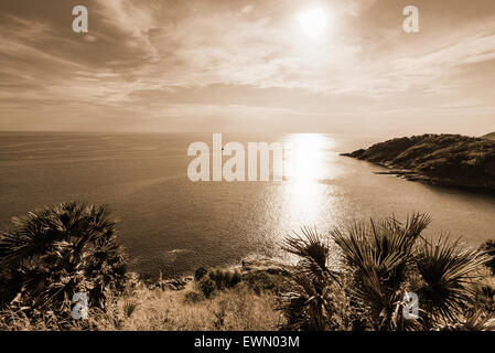 Alta Vista angolo splendido paesaggio dell'isola e sul Mare delle Andamane da al Porto di Laem Phromthep Cape punto panoramico in serata è un famou Foto Stock