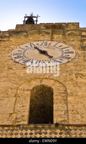 Campana e la torre dell orologio presso la Cattedrale di Monreale, nei pressi di Palermo, Sicilia Foto Stock