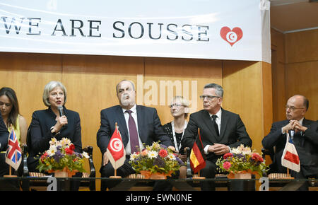 Sousse, Tunisa. Il 29 giugno, 2015. Il British Home Secretary Theresa Maggio, ministro tunisino Mohamed Najem Gharsalli, ministro tedesco degli Interni Thomas de Maiziere dare una conferenza stampa presso l'Hotel Imperial Marhaba a Sousse, Tunisa, 29 giugno 2015. Almeno 38 persone hanno perso la vita in un attacco terroristico in Tunisia, soprattutto i vacanzieri. Credito: dpa picture alliance/Alamy Live News Foto Stock