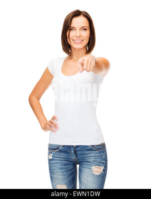Donna felice in carta bianca t-shirt rivolti a voi Foto Stock