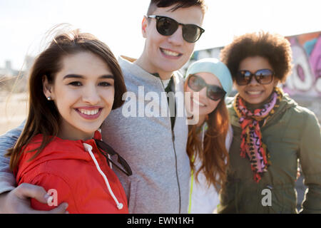 Happy amici adolescenti in tonalità avvolgente all'aperto Foto Stock