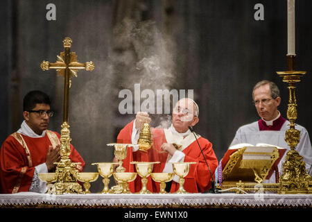 Città del Vaticano. Il 29 giugno, 2015. Papa Francesco celebra la Santa Messa con l'imposizione del Pallio, uno scialle in pura lana che simboleggiano il loro legame al Papa, su i nuovi Arcivescovi Metropoliti durante la Solennità dei Santi Apostoli Pietro e Paolo nella Basilica di San Pietro in Vaticano. Credito: Giuseppe Ciccia/Pacific premere /Alamy Live News Foto Stock