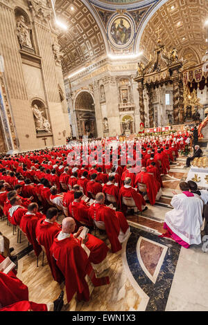 Città del Vaticano. Il 29 giugno, 2015. Papa Francesco celebra la Santa Messa con l'imposizione del Pallio, uno scialle in pura lana che simboleggiano il loro legame al Papa, su i nuovi Arcivescovi Metropoliti durante la Solennità dei Santi Apostoli Pietro e Paolo nella Basilica di San Pietro in Vaticano. Credito: Giuseppe Ciccia/Pacific premere /Alamy Live News Foto Stock