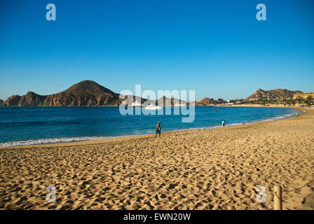 La mattina presto gli escursionisti sulla spiaggia lungo la Pacific di Cabo San Lucas. Foto Stock