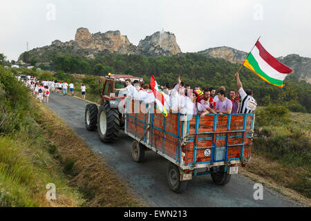 I giovani arrivano in trattore a Riscos de Bilibio mouintain. Battaglia di festa del vino. Haro. La Rioja. Spagna Foto Stock