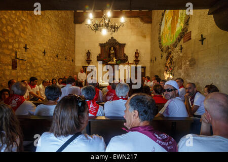 La celebrazione di una Santa Messa nella cappella. Battaglia di festa del vino. Haro. La Rioja. Spagna Foto Stock