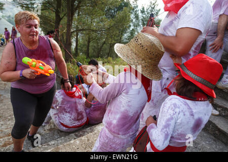 Donna e bambino di ripresa. Battaglia di festa del vino. Haro. La Rioja. Spagna Foto Stock