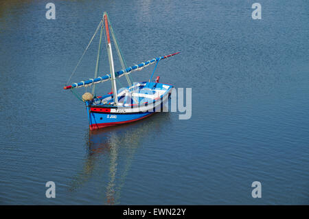 In legno antico veliero pesca in Tavira, Algarve, PORTOGALLO Foto Stock