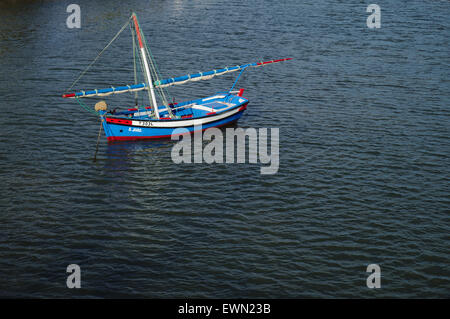 In legno antico veliero pesca in Tavira, Algarve, PORTOGALLO Foto Stock