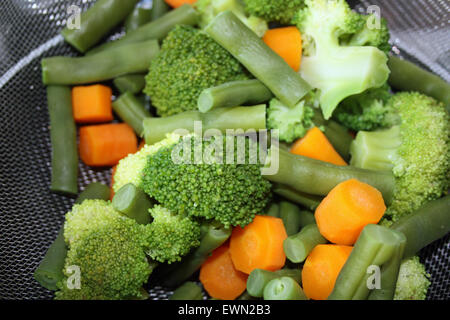 Verdure miste bollite in un setaccio per Foto Stock