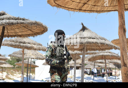 Sousse, Tunisa. Il 29 giugno, 2015. Un soldato di pattuglie durante la visita di diverse comunità il Ministro degli Interni della scena della ripresa di fronte all'Hotel Imperial Marhaba a Sousse, Tunisa, 29 giugno 2015. Almeno 38 persone hanno perso la vita in un attacco terroristico in Tunisia, soprattutto i vacanzieri. Credito: dpa picture alliance/Alamy Live News Foto Stock