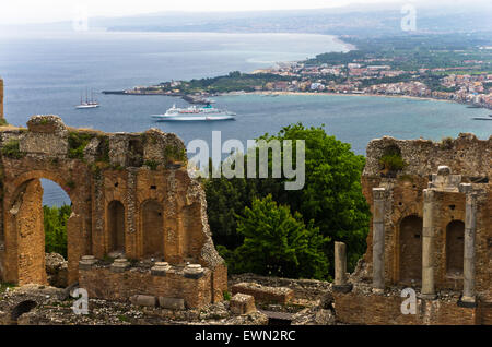 Panorama della baia di Taormina dal Teatro Greco di Taormina, Sicilia Foto Stock