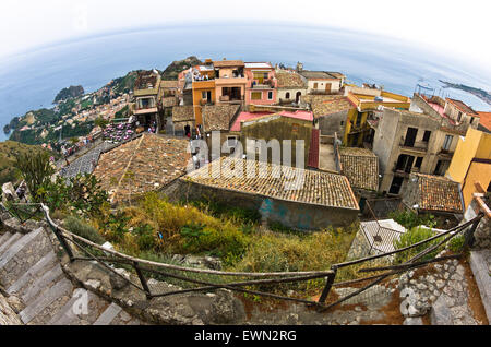 Panorama della baia di Taormina da Castelmola in Sicilia Foto Stock