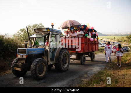 Riscos de Bilibio, Haro, La Rioja, Spagna. Il 29 giugno 2015. Festaioli a Haro battaglia del vino che si tengono annualmente sulla Basilica di San Pietro il giorno. Foto Stock