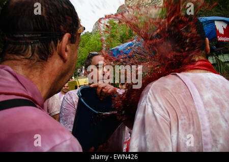 Riscos de Bilibio, Haro, La Rioja, Spagna. Il 29 giugno 2015. Festaioli a Haro battaglia del vino che si tengono annualmente sulla Basilica di San Pietro il giorno. Foto Stock