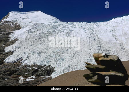 Montaggio Togolung a 6773 ms.-sinistra e il 7206 ms.alto Nojin Kangsang mount e glacier - destra- visto verso il N.da SFH-Tibet Foto Stock